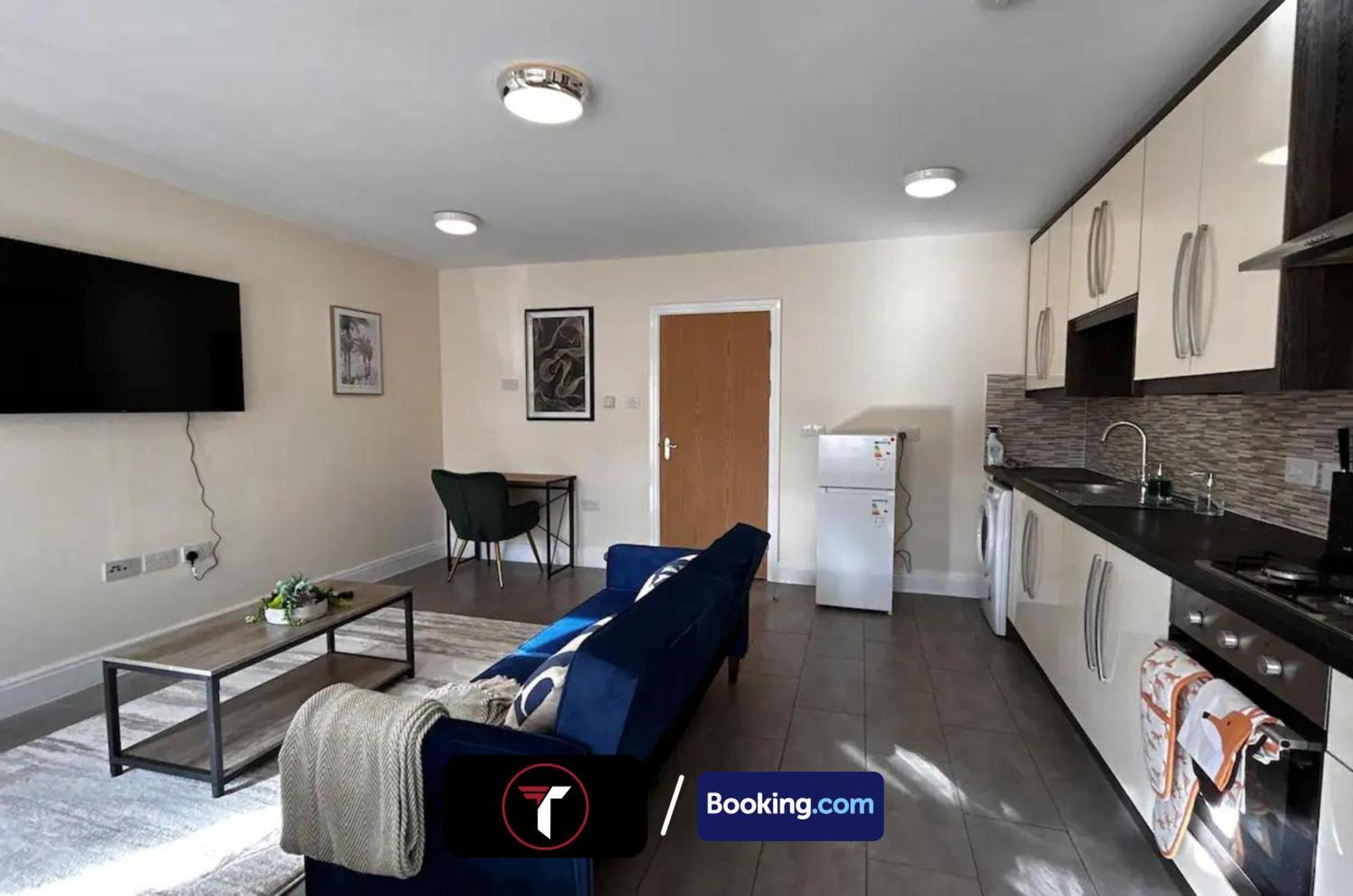 Stylish 2 Bedroom Flat By Tara Stays Short Lets & Serviced Accommodation Watford With Free Parking & Nearby Warner Studios Exterior foto